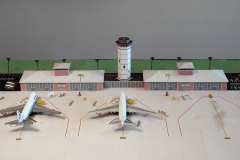 1:400 Model Airport Tropical Single Runway