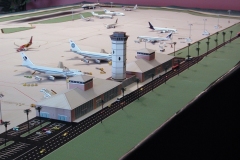 1:400 Model Airport Tropical Single Runway